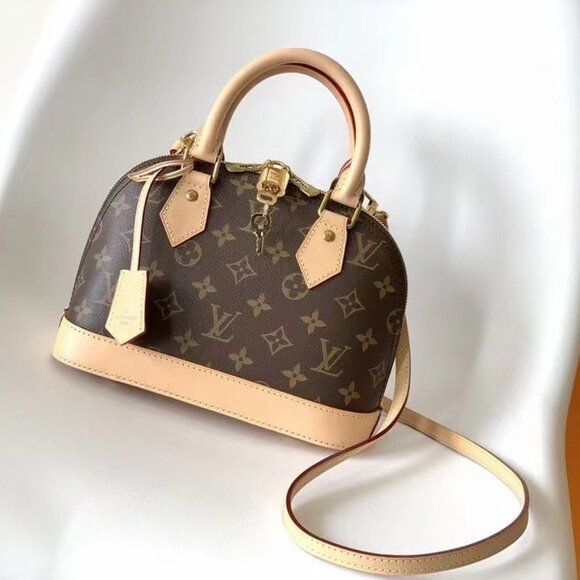 Louis Vuitton Chain Bags, Wallets - Picture 1 of 9